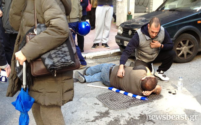 Επίθεση σε άνδρα που κρατούσε ελληνική σημαία