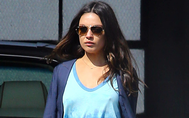 Η Mila Kunis χωρίς σουτιέν