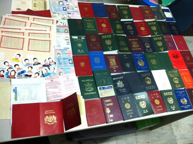 Μπαράζ συλλήψεων για πλαστά ταξιδιωτικά έγγραφα
