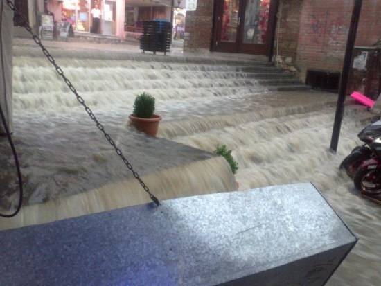 Σφοδρές βροχοπτώσεις και πλημμύρες με ένα νεκρό στην ΠΓΔΜ