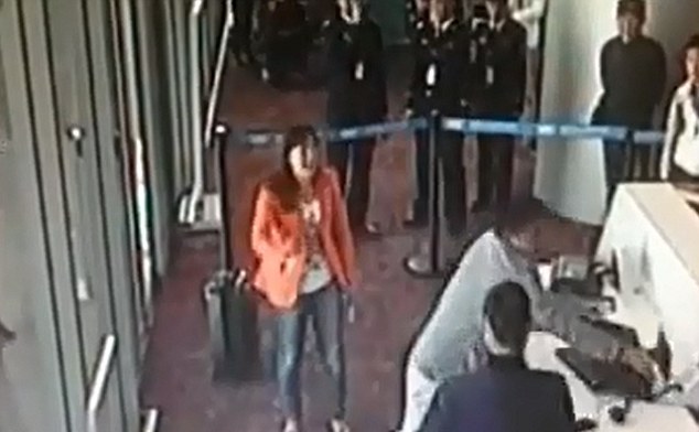Τα έκανε γυαλιά-καρφιά επειδή έχασε την πτήση του