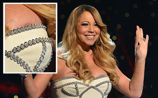 Δεν «χωρούσε» στο φόρεμα η Mariah Carey