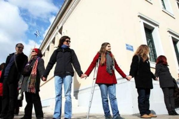 Ανθρώπινη αλυσίδα για να… αντισταθούν