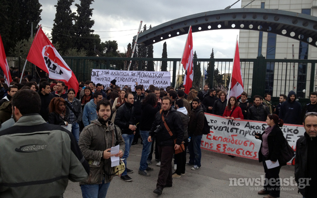 Σε εξέλιξη η συγκέντρωση στο υπουργείο Παιδείας