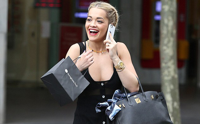 Αέρινη η Rita Ora&#8230;