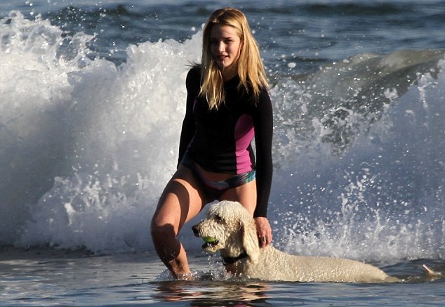 Φύλακας… «αγγελάκι» η Rosie Huntington Whiteley