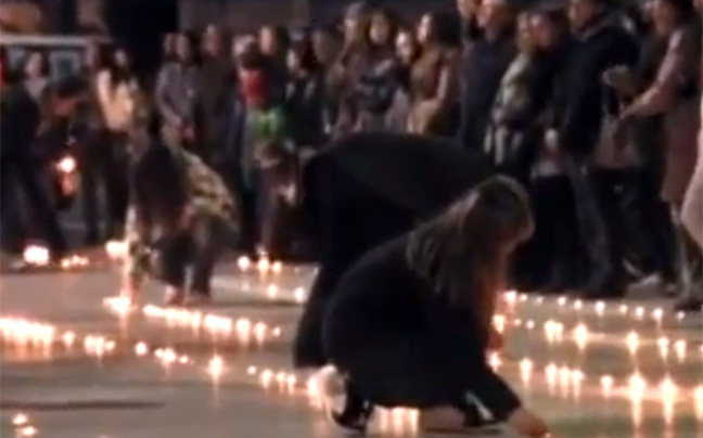 Με εκατοντάδες κεριά αποχαιρέτισαν τους άτυχους φοιτητές στη Λάρισα