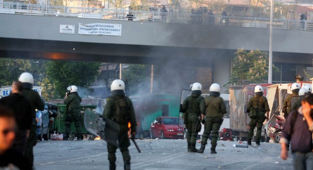 Πετροπόλεμος και δακρυγόνα στη «Δωδώνη»