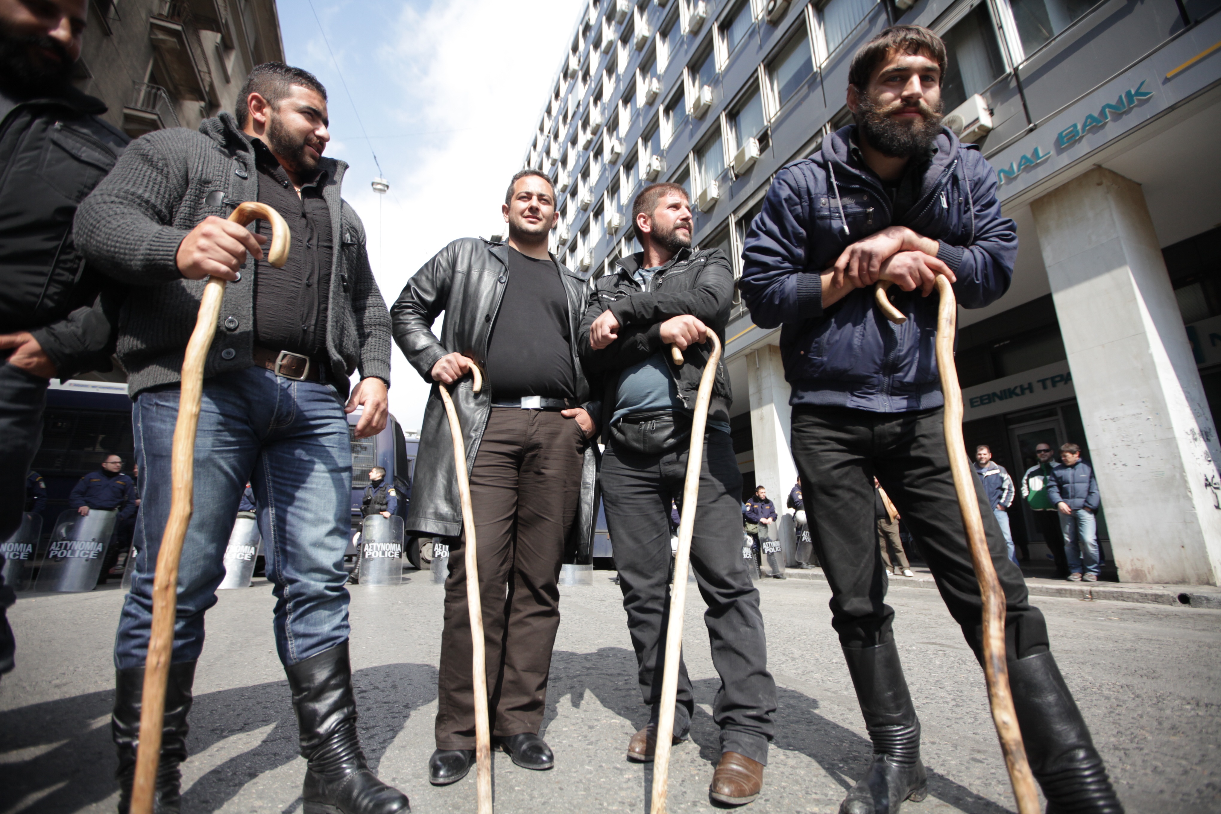 Στη Βουλή έφτασαν οι αγρότες