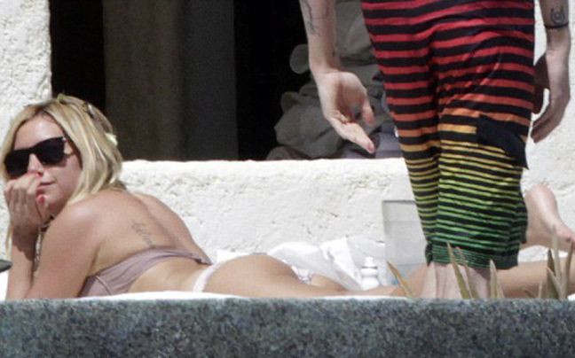 Η Ashley Tisdale χαλαρώνει στο Μεξικό