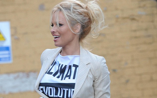 Παραμένει σέξι η Pamela Anderson