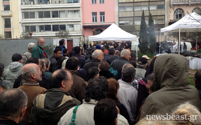 Ουρά στη Βαρβάκειο για ένα πιάτο φαΐ