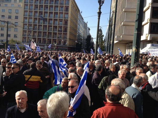 Συγκεντρώσεις παρά την απαγόρευση στο κέντρο