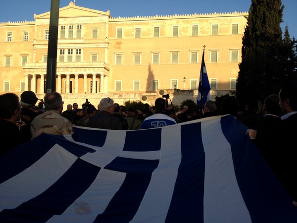 Στο Σύνταγμα οι διαμαρτυρόμενοι ένστολοι