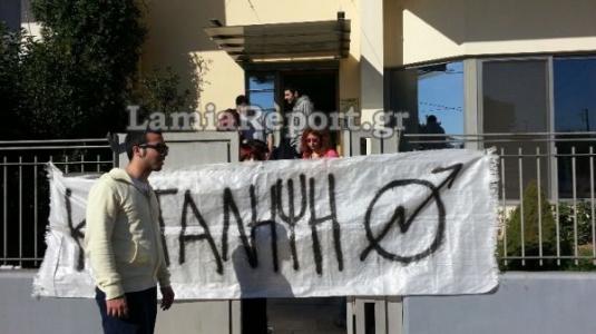 Κατάληψη στο πολιτικό γραφείο του Σταϊκούρα