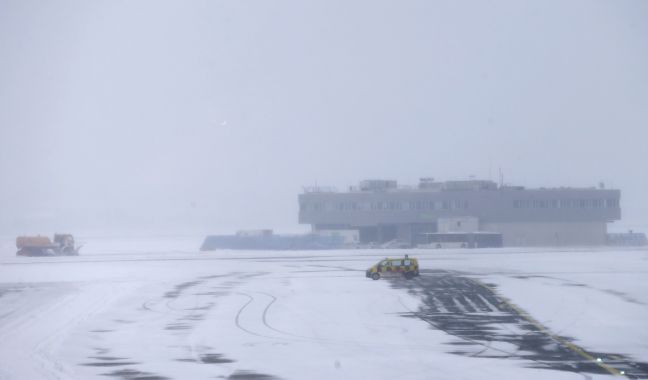 Χιλιάδες ταξιδιώτες παρέμειναν αποκλεισμένοι από το χιόνι στις Άλπεις