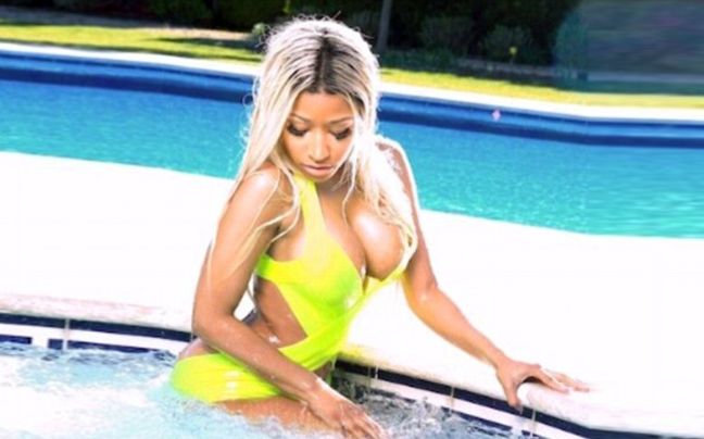 Η Nicki Minaj παίζει με τα νερά της πισίνας