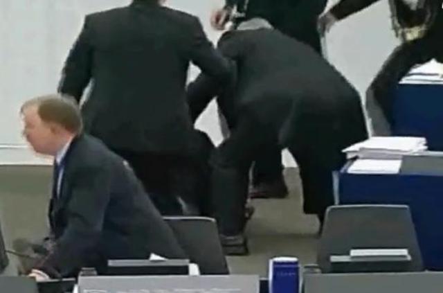 Βίντεο από τη στιγμή που κατέρρευσε ο Γ. Παπαστάμκος