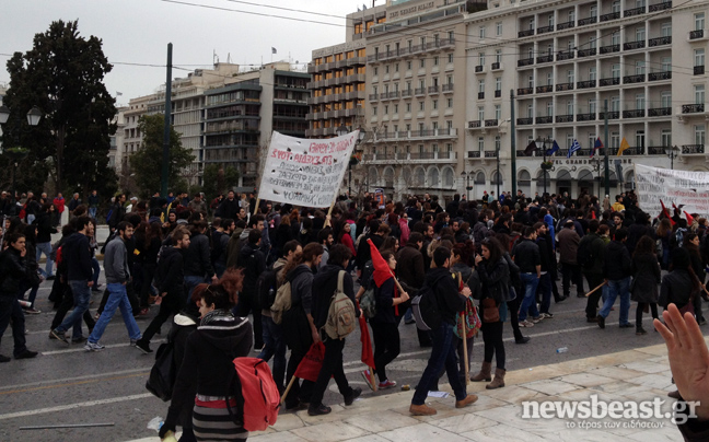 Αποχωρούν οι φοιτητές από το Σύνταγμα