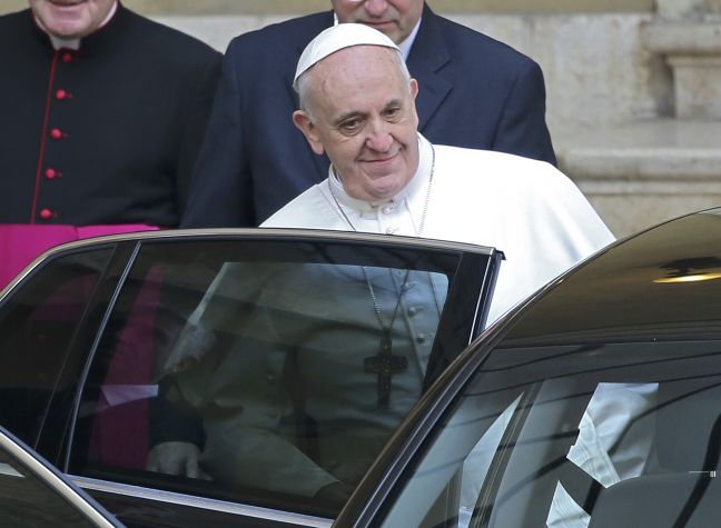 «Όχι» στη λιμουζίνα είπε ο νέος Πάπας