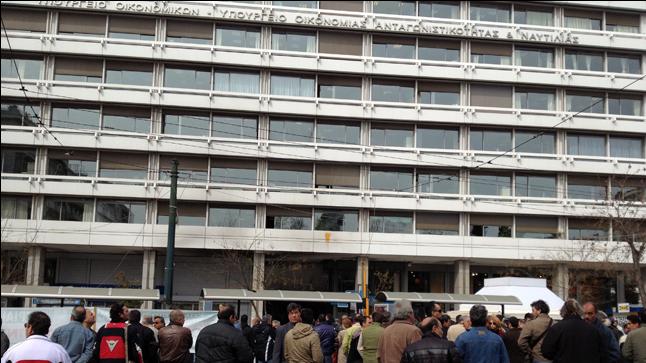 Βγαίνουν στους δρόμους την Τετάρτη οι ναυτεργάτες