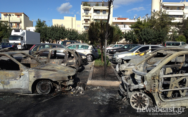 Στάχτη έγιναν έξι Ι.Χ. στη Νέα Χαλκηδόνα