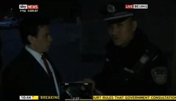 Δημοσιογράφος συνελήφθη σε ζωντανή σύνδεση