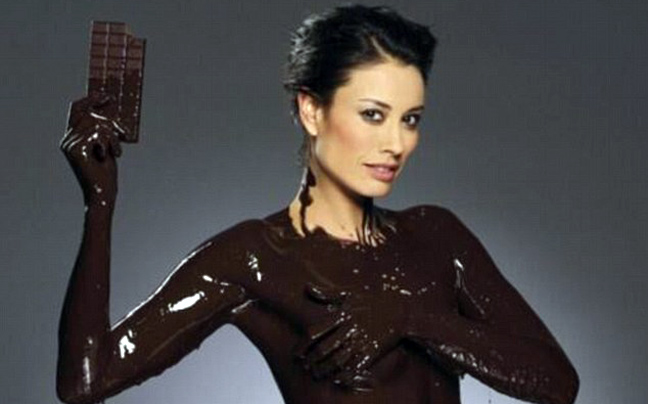Βουτηγμένη στη σοκολάτα η Melanie Sykes