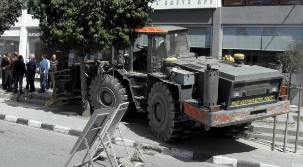 Απέκλεισε με εκσκαφέα την είσοδο τράπεζας στην Κύπρο