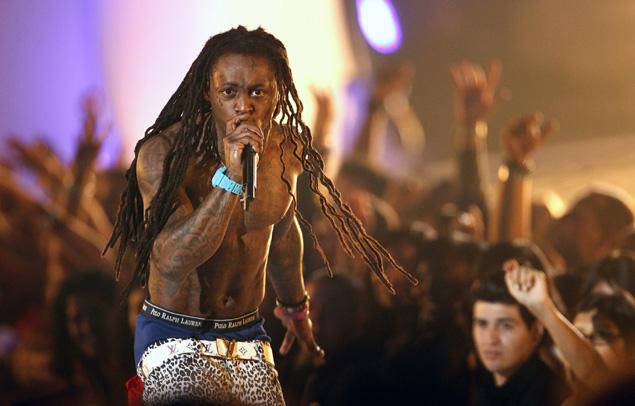 Ο ράπερ Lil Wayne διαψεύδει ότι βρίσκεται σε κρίσιμη κατάσταση