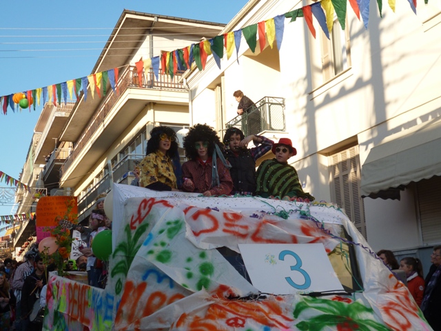 Καρναβάλι με πολιτικά μηνύματα στις πόλεις της Πελοποννήσου