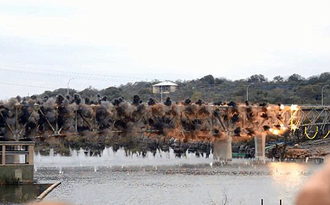 Κατεδάφιση γέφυρας 77 χρόνων σε ένα δευτερόλεπτο