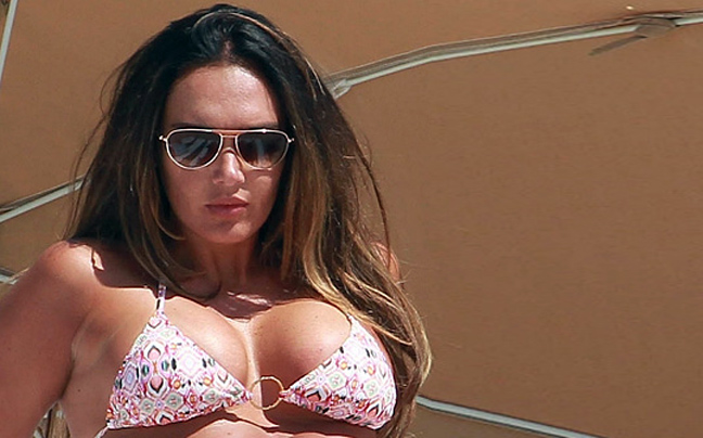 Όλο και μικραίνουν τα μπικίνι της Tamara Ecclestone