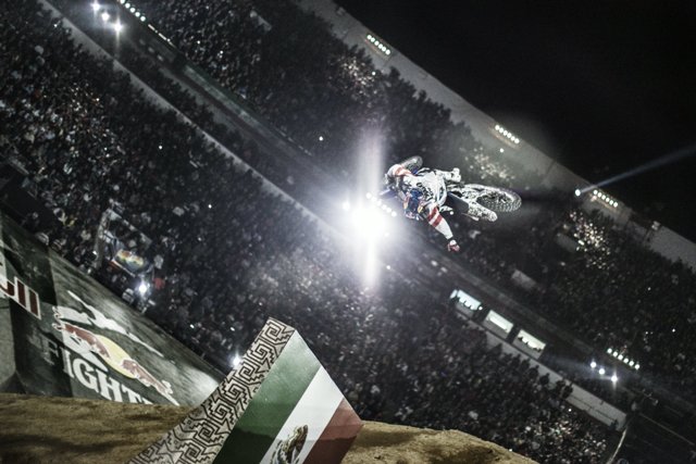 O Pages μάγεψε το κοινό στο Red Bull X-Fighters