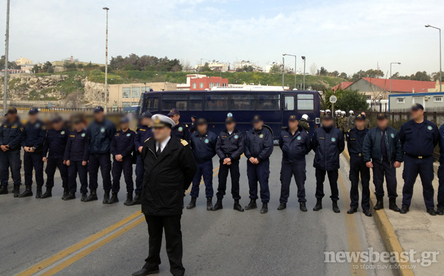 Πορεία διαμαρτυρίας στο λιμάνι του Πειραιά