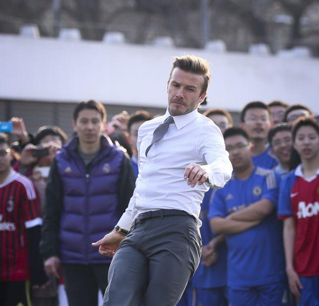 Ο Beckham σουτάρει και… γραβατωμένος