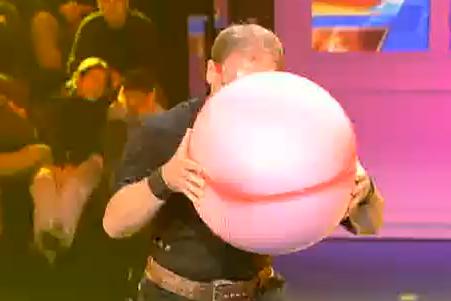 Φουσκώνει με το στόμα θερμοφόρα μέχρι αυτή να σπάσει