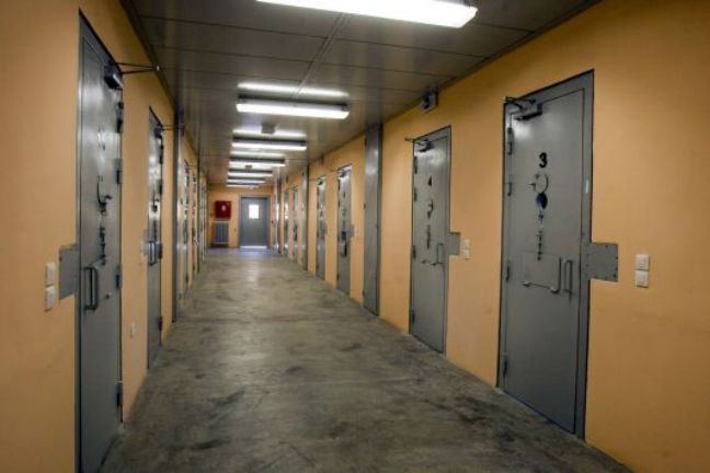 Προσπάθησε να περάσει κινητά τηλέφωνα στις φυλακές Λάρισας