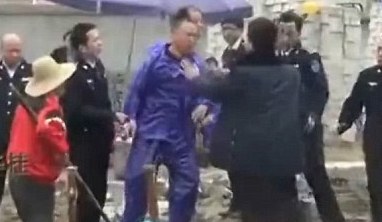 Εργάτης δολοφόνησε αστυνομικό με τσάπα!