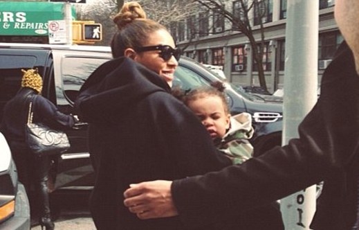 Αγκαλιά με την κόρη της η Beyonce