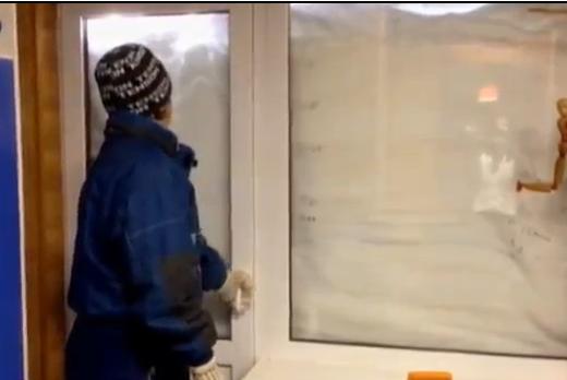 Μπαλκόνι μετά από χιονοθύελλα στο Κίεβο