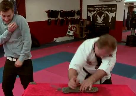 Ατσάλι τα χέρια του