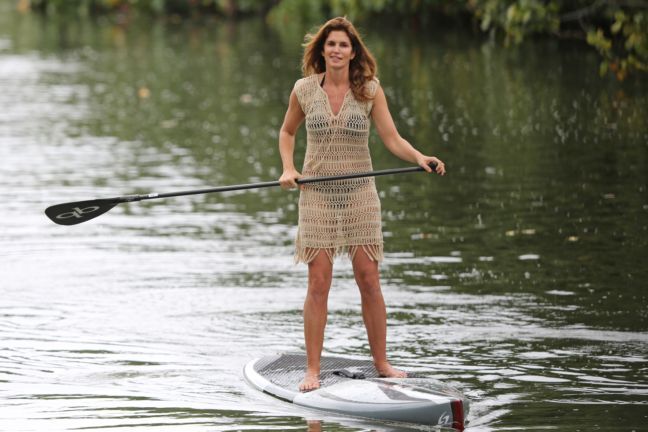Η Cindy Crawford τραβάει κουπί