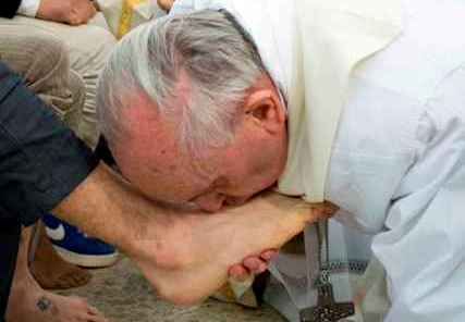 Τα πόδια κρατουμένων έπλυνε ο Πάπας Φραγκίσκος