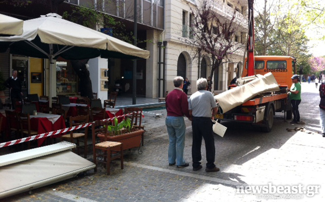 Απομάκρυναν τραπεζοκαθίσματα από την Δ. Αρεοπαγίτου