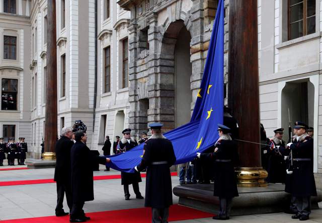 Η σημαία της Ε.Ε. στο προεδρικό μέγαρο της Τσεχίας