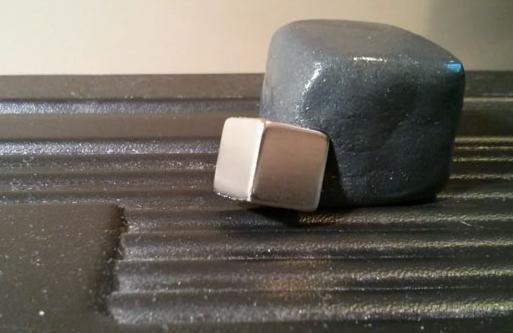 Μαγνητικός στόκος καταπίνει μεταλλικό κύβο!