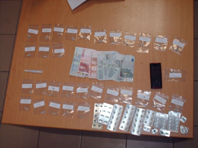 Πέντε συλλήψεις για ηρωίνη και ναρκωτικά χάπια