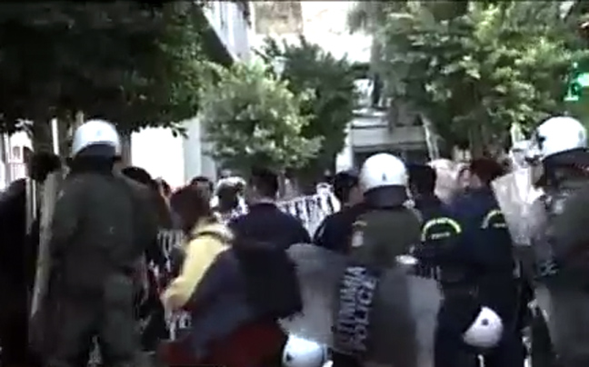 Αποδοκίμασαν την τρόικα έξω από το υπουργείο Οικονομικών