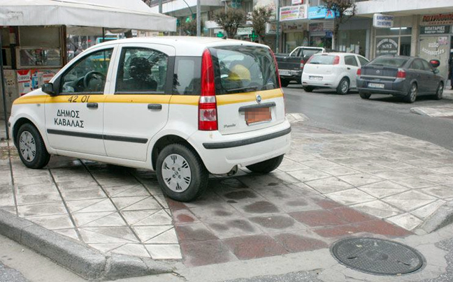 Δημοτικό αυτοκίνητο σταθμεύει όπου κάνει κέφι…